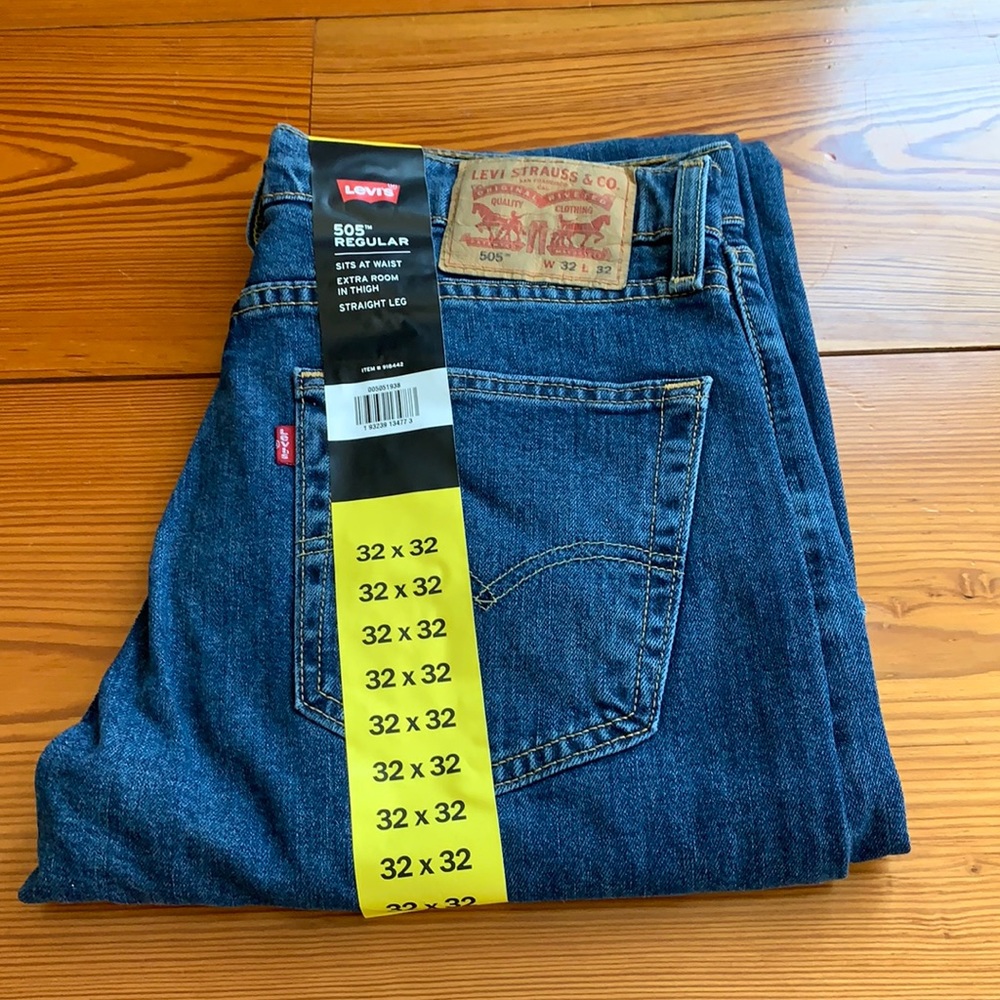 Men’s dark blue levi jeans